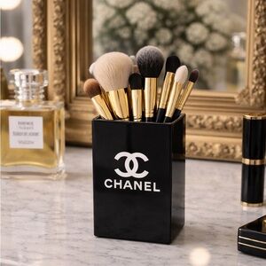 Luxurious Makeup Brush Holder